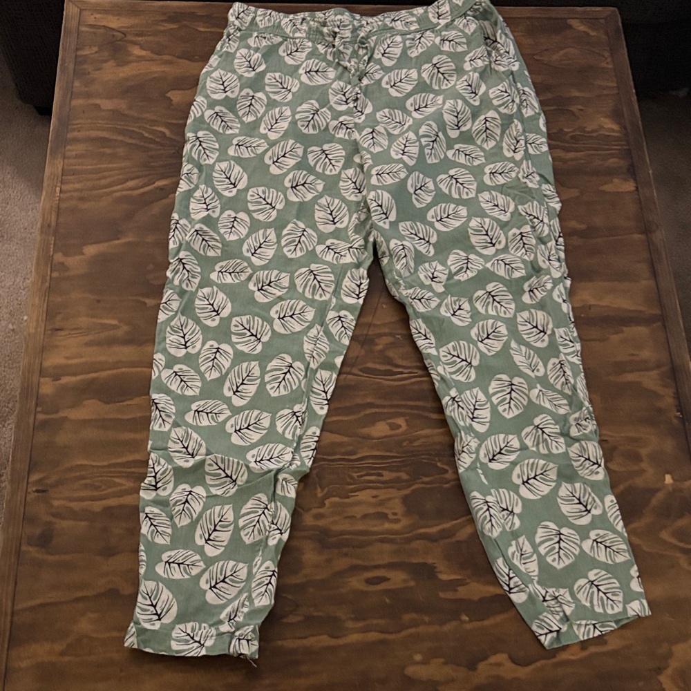 Serra Green Leaf Print Women's Cropped Pants